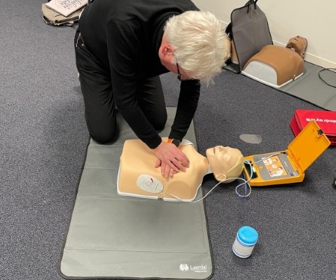 reanimatie met AED op pop